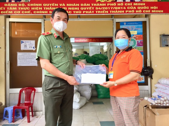 Lãnh đạo TPHCM thăm, động viên các 'pháo đài' chống dịch ảnh 4