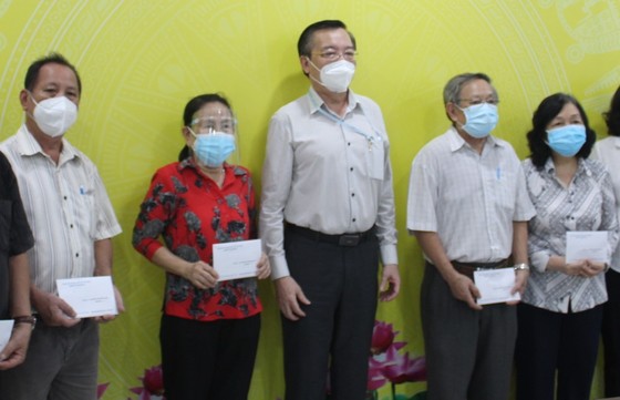 Lãnh đạo TPHCM thăm, động viên các 'pháo đài' chống dịch ảnh 7