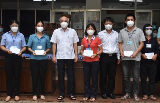 Lãnh đạo TPHCM thăm, động viên các 'pháo đài' chống dịch ảnh 1