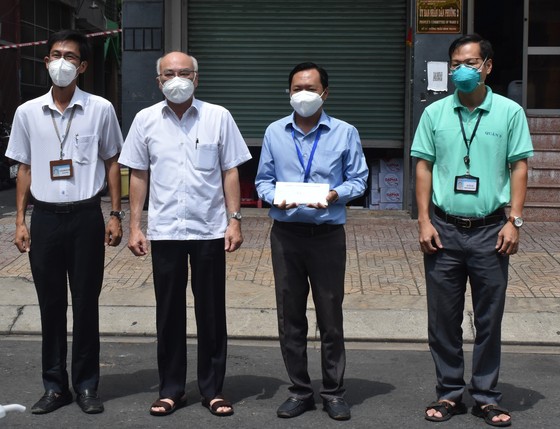 Lãnh đạo TPHCM thăm, động viên các 'pháo đài' chống dịch ảnh 2