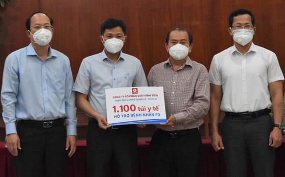 Phó Bí thư Thành ủy TPHCM Nguyễn Hồ Hải thăm, tặng trang thiết bị y tế tại quận 12 và Gò Vấp ảnh 1