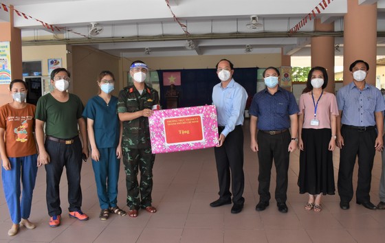 Phó Bí thư Thành ủy TPHCM Nguyễn Hồ Hải thăm, tặng trang thiết bị y tế tại quận 12 và Gò Vấp ảnh 2