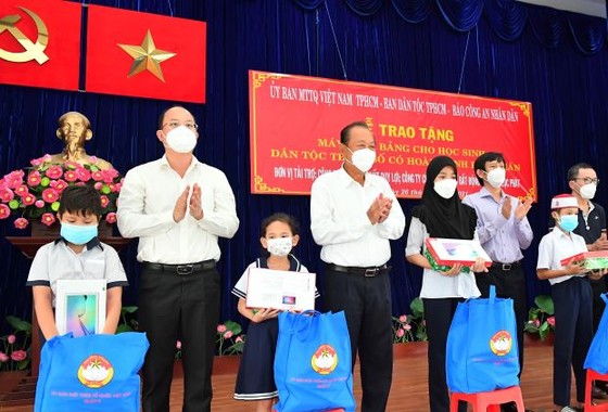 Trao tặng máy tính bảng cho học sinh dân tộc thiểu số ảnh 1