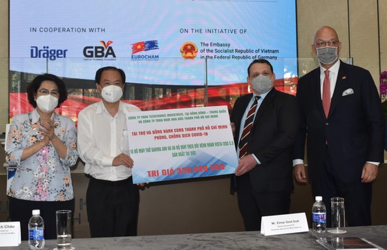 TPHCM tiếp nhận trang thiết bị y tế trị giá 350.000 USD ảnh 1