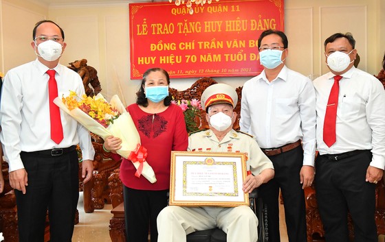 Trao Huy hiệu 60, 70 năm tuổi Đảng cho các đảng viên ảnh 1