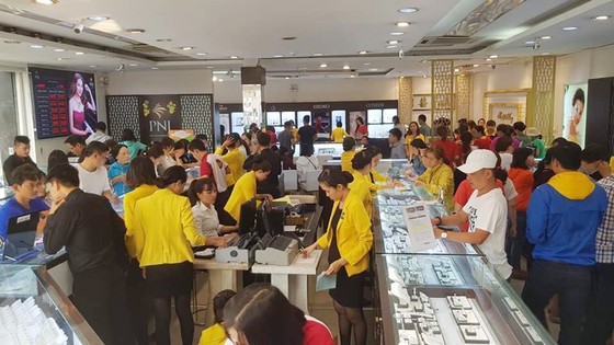 Tấp nập mua vàng cầu may ngày vía Thần tài ảnh 2