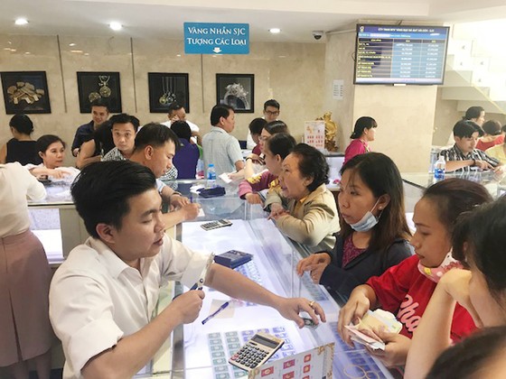 Tấp nập mua vàng cầu may ngày vía Thần tài ảnh 1