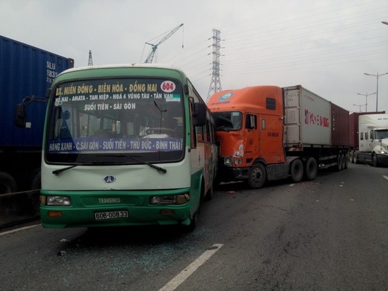 Va chạm liên hoàn, xa lộ Hà Nội ùn ứ nhiều giờ ảnh 1