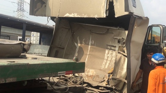 Cuộn sắt hơn 20 tấn rơi đè bẹp cabin xe container, tài xế và phụ xe thoát chết ảnh 1