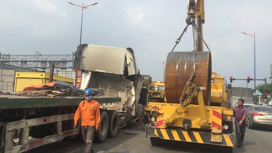 Cuộn sắt hơn 20 tấn rơi đè bẹp cabin xe container, tài xế và phụ xe thoát chết ảnh 3