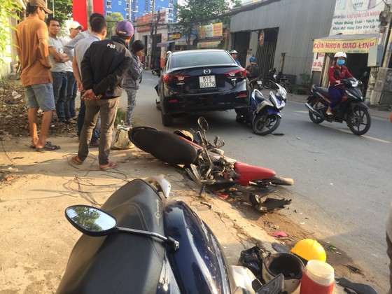 Xe ô tô tông nhiều xe máy khiến 3 người bị thương ở TPHCM ảnh 2