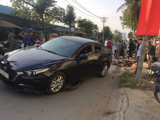 Xe ô tô tông nhiều xe máy khiến 3 người bị thương ở TPHCM ảnh 1