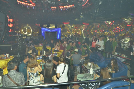 Đột kích 2 quán bar, phát hiện hàng trăm dân chơi nghi “phê” ma tuý ảnh 5