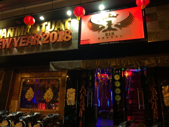 Đột kích 2 quán bar, phát hiện hàng trăm dân chơi nghi “phê” ma tuý ảnh 2