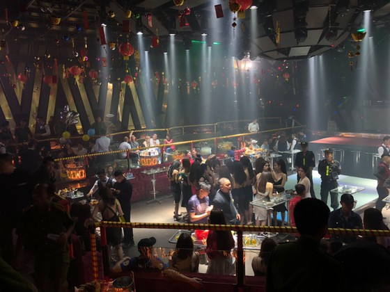 Đột kích 2 quán bar, phát hiện hàng trăm dân chơi nghi “phê” ma tuý ảnh 8