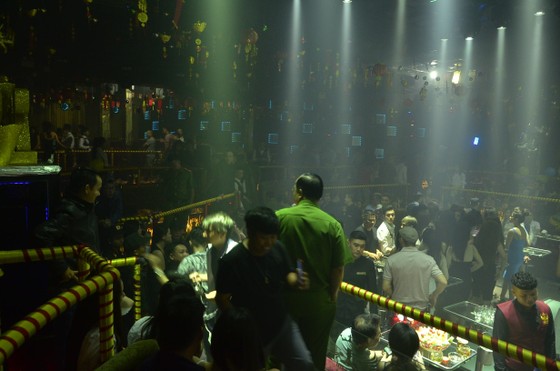 Đột kích 2 quán bar, phát hiện hàng trăm dân chơi nghi “phê” ma tuý ảnh 6