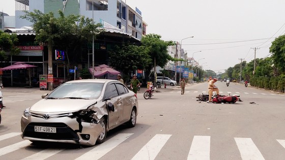 Va chạm liên hoàn, 2 thanh niên bị thương nặng ảnh 1