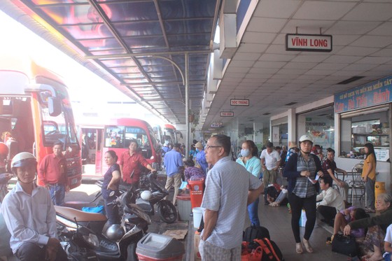 Hàng ngàn người dân bắt xe về nghỉ tết đông nghẹt ở Bến xe Miền Tây ảnh 3