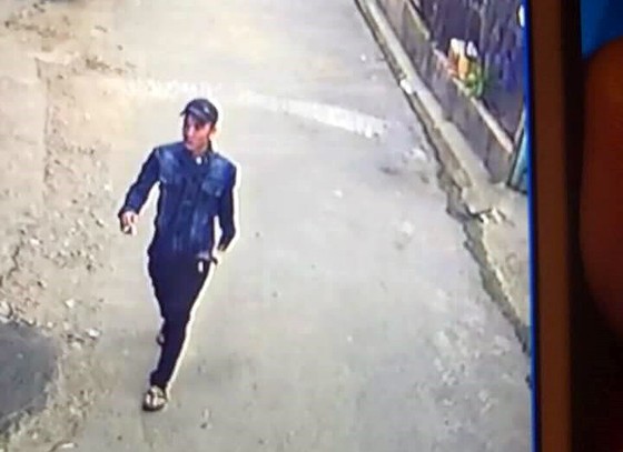 Video nam thanh niên rời khỏi tiệm thuốc nơi cô gái bị sát hại ảnh 1
