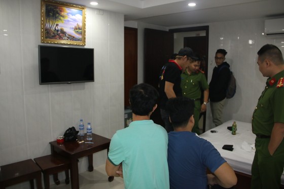 Kiểm tra hàng loạt khách sạn ở TPHCM phát hiện nhiều dân chơi nghi phê ma tuý ảnh 2