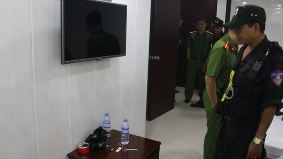 Kiểm tra hàng loạt khách sạn ở TPHCM phát hiện nhiều dân chơi nghi phê ma tuý ảnh 1