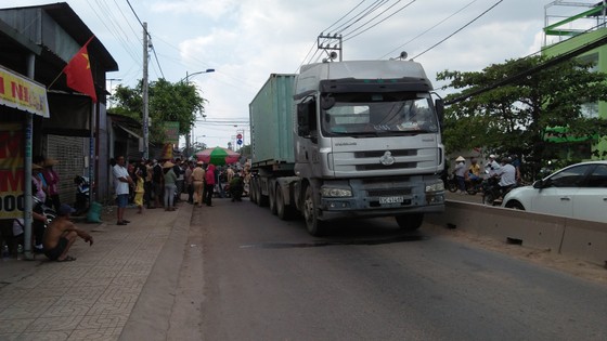 Va chạm với xe container, đôi nam nữ tử vong ở TPHCM ảnh 1