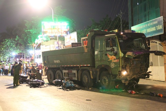 Vụ xe ben "điên" tông nhiều xe máy: 1 nạn nhân đã tử vong ảnh 2