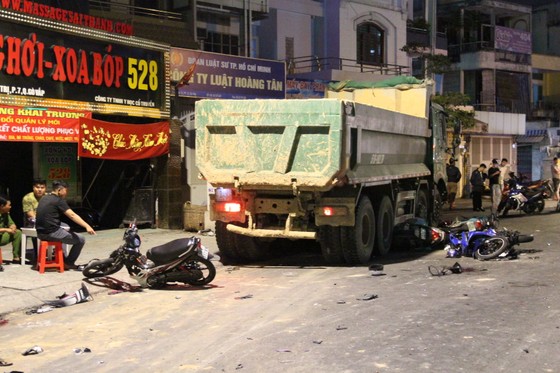 Vụ xe ben "điên" tông nhiều xe máy: 1 nạn nhân đã tử vong ảnh 3
