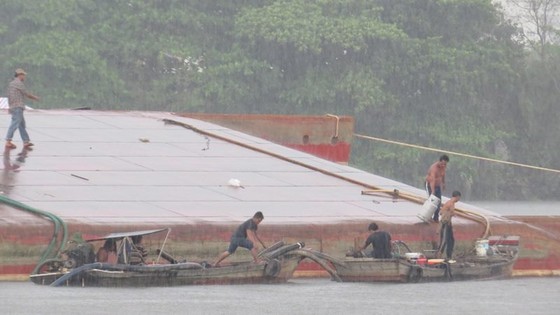 Sà lan lật trên sông Sài Gòn ảnh 1
