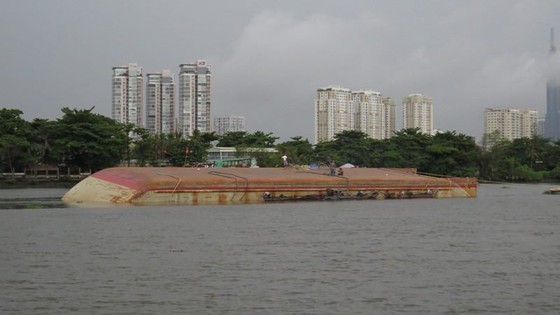 Sà lan lật trên sông Sài Gòn ảnh 3