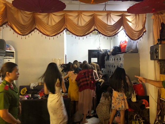 Đột kích nhà hàng lúc nửa đêm, hàng chục nữ tiếp viên ăn mặc hở hang chạy tán loạn ảnh 2