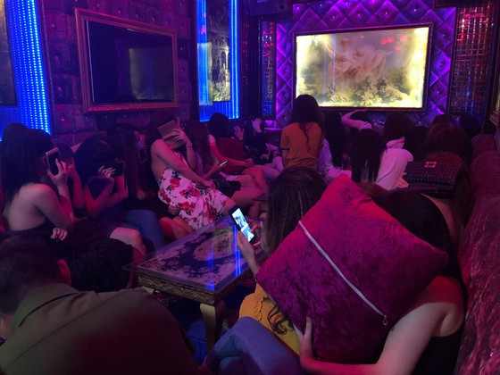 Đột kích nhà hàng lúc nửa đêm, hàng chục nữ tiếp viên ăn mặc hở hang chạy tán loạn ảnh 3