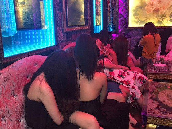 Đột kích nhà hàng lúc nửa đêm, hàng chục nữ tiếp viên ăn mặc hở hang chạy tán loạn ảnh 4