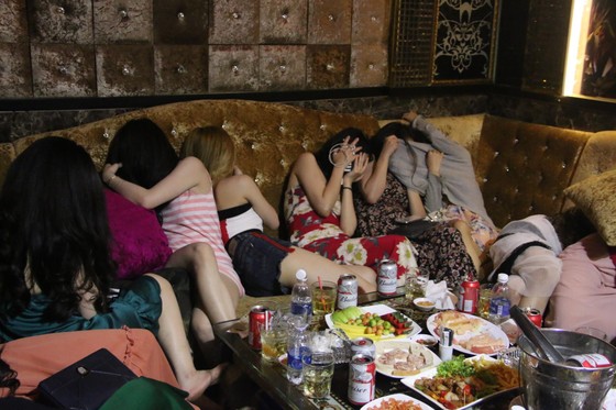Đột kích nhà hàng lúc nửa đêm, hàng chục nữ tiếp viên ăn mặc hở hang chạy tán loạn ảnh 6