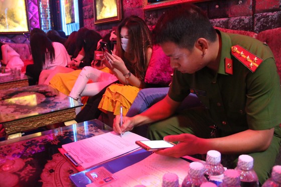 Đột kích nhà hàng lúc nửa đêm, hàng chục nữ tiếp viên ăn mặc hở hang chạy tán loạn ảnh 8
