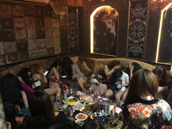 Đột kích nhà hàng lúc nửa đêm, hàng chục nữ tiếp viên ăn mặc hở hang chạy tán loạn ảnh 7