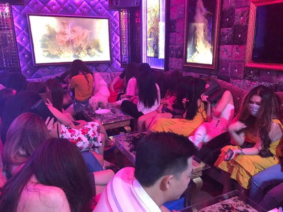 Đột kích nhà hàng lúc nửa đêm, hàng chục nữ tiếp viên ăn mặc hở hang chạy tán loạn ảnh 10