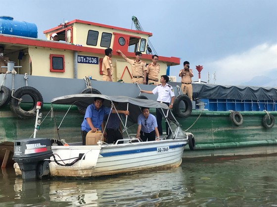Ghe hơn 100 tấn chìm ở TPHCM, 3 người thoát chết ảnh 1