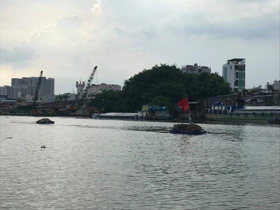 Ghe hơn 100 tấn chìm ở TPHCM, 3 người thoát chết ảnh 2