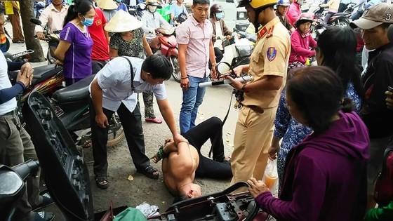 CSGT cùng dân truy đuổi, bắt gọn đối tượng trộm xe ảnh 1