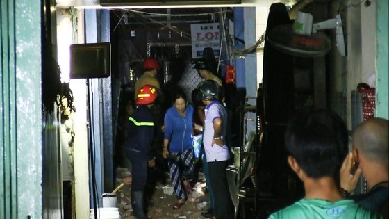 Sập nhà ở trung tâm TPHCM, nhiều người thoát chết ảnh 1
