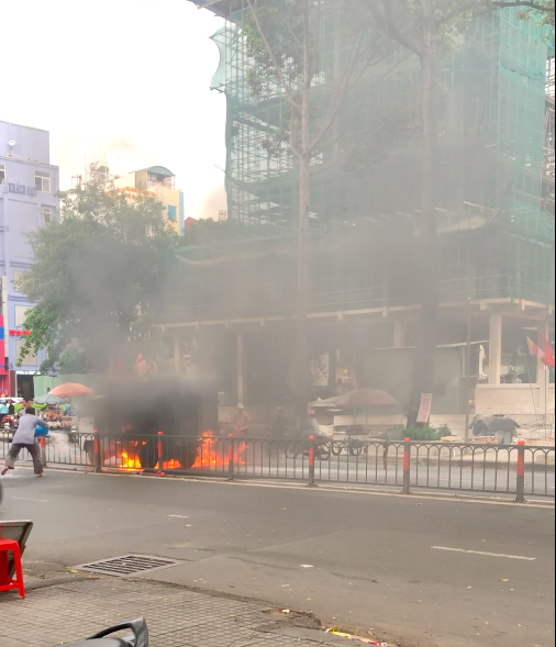 Xe tải bốc cháy trên đường 3/2, quận 10, giao thông ùn ứ kéo dài ảnh 2