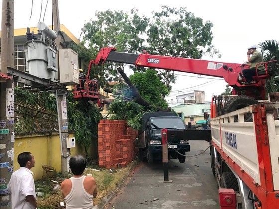 Mưa kèm gió mạnh làm cây xanh bật gốc ngã đè xe tải ở TPHCM ảnh 4