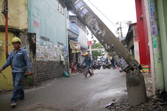 Mưa kèm gió mạnh làm cây xanh bật gốc ngã đè xe tải ở TPHCM ảnh 10
