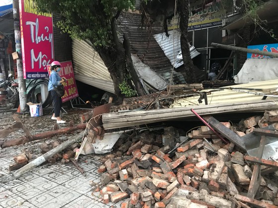 Mưa kèm gió mạnh làm cây xanh bật gốc ngã đè xe tải ở TPHCM ảnh 13