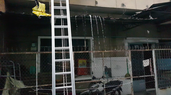 Giải cứu 2 người mắc kẹt trong đám cháy chung cư ở TPHCM ảnh 5
