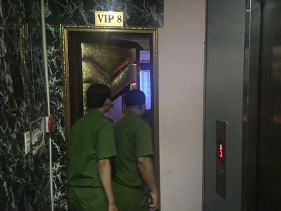 Đột kích nhà hàng, khách sạn ở trung tâm TPHCM, gần 100 nữ tiếp viên ăn mặc hở hang ảnh 9