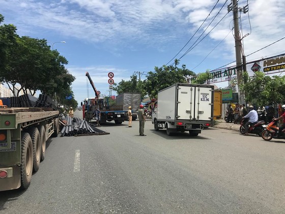 Xe container mất đầu sau cú phanh gấp, tài xế mắc kẹt kêu cứu, quốc lộ 1A ùn ứ kéo dài ảnh 3