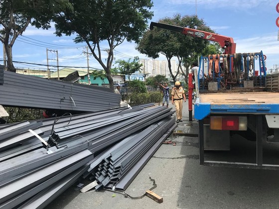 Xe container mất đầu sau cú phanh gấp, tài xế mắc kẹt kêu cứu, quốc lộ 1A ùn ứ kéo dài ảnh 1