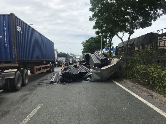 Xe container mất đầu sau cú phanh gấp, tài xế mắc kẹt kêu cứu, quốc lộ 1A ùn ứ kéo dài ảnh 4